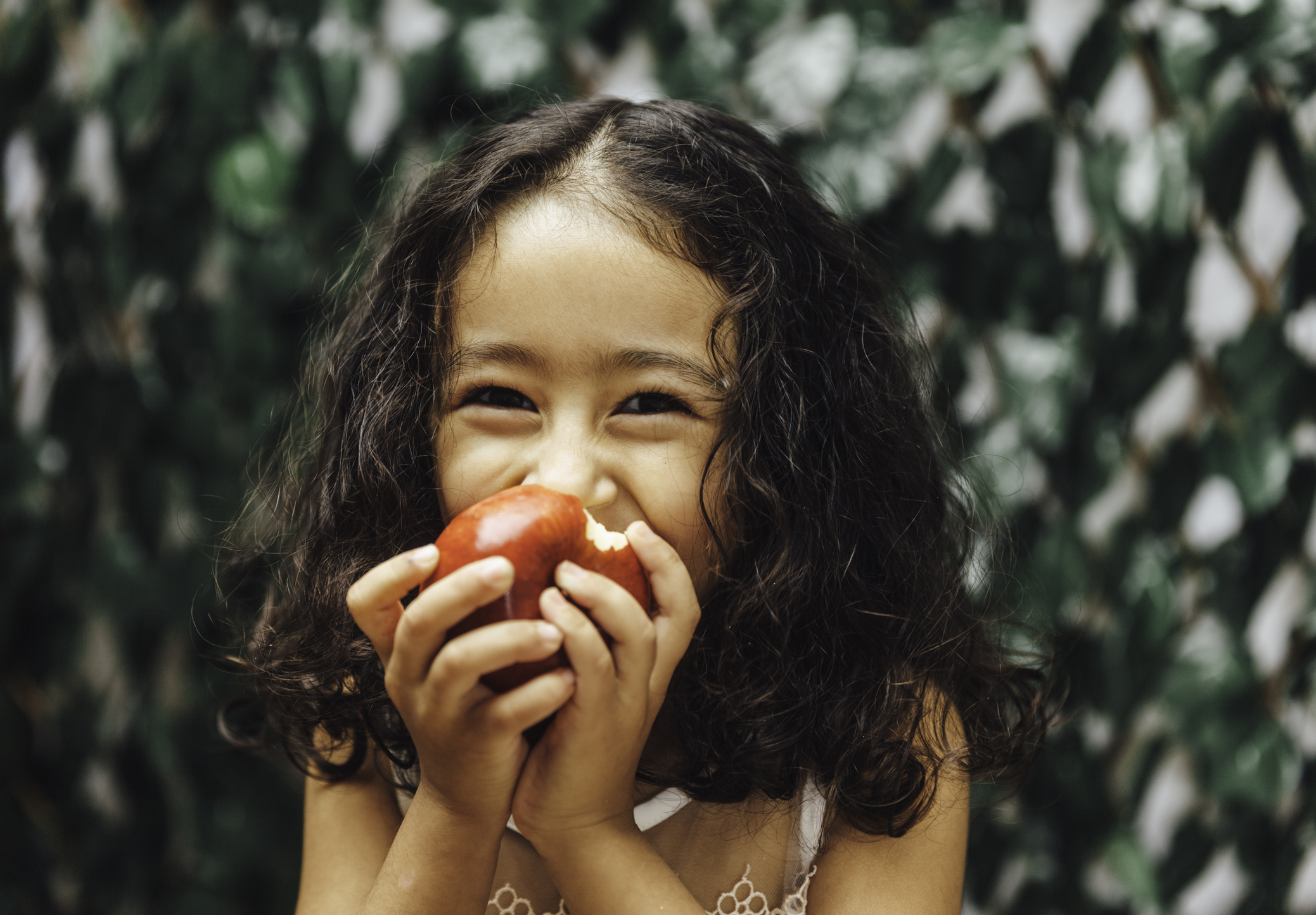 girl eating an apple
